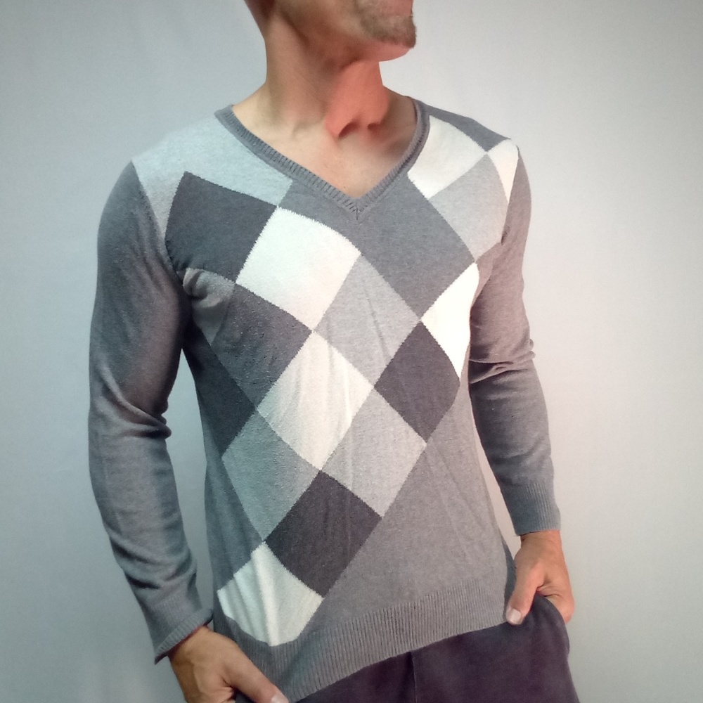 Van Heusen v-neck slim fit argyle medium sweater